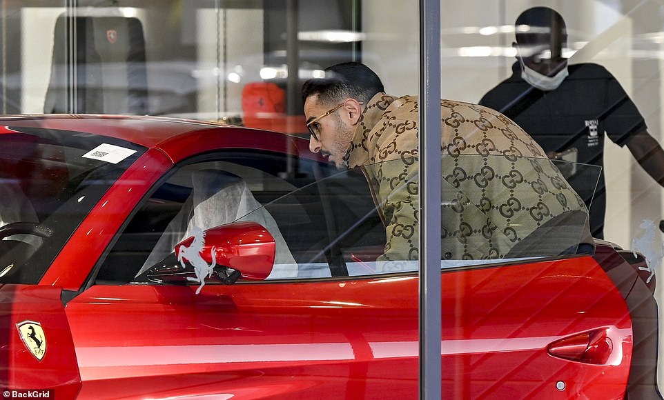 Me Ferrari 360 mijë dollarë, jeta mes luksit e mashtruesit të Tinder-it!