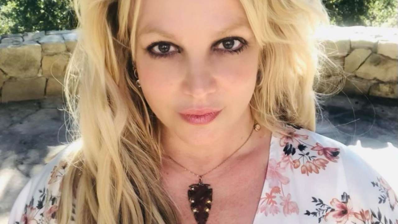 Britney Spears krejtësisht nudo në plazh