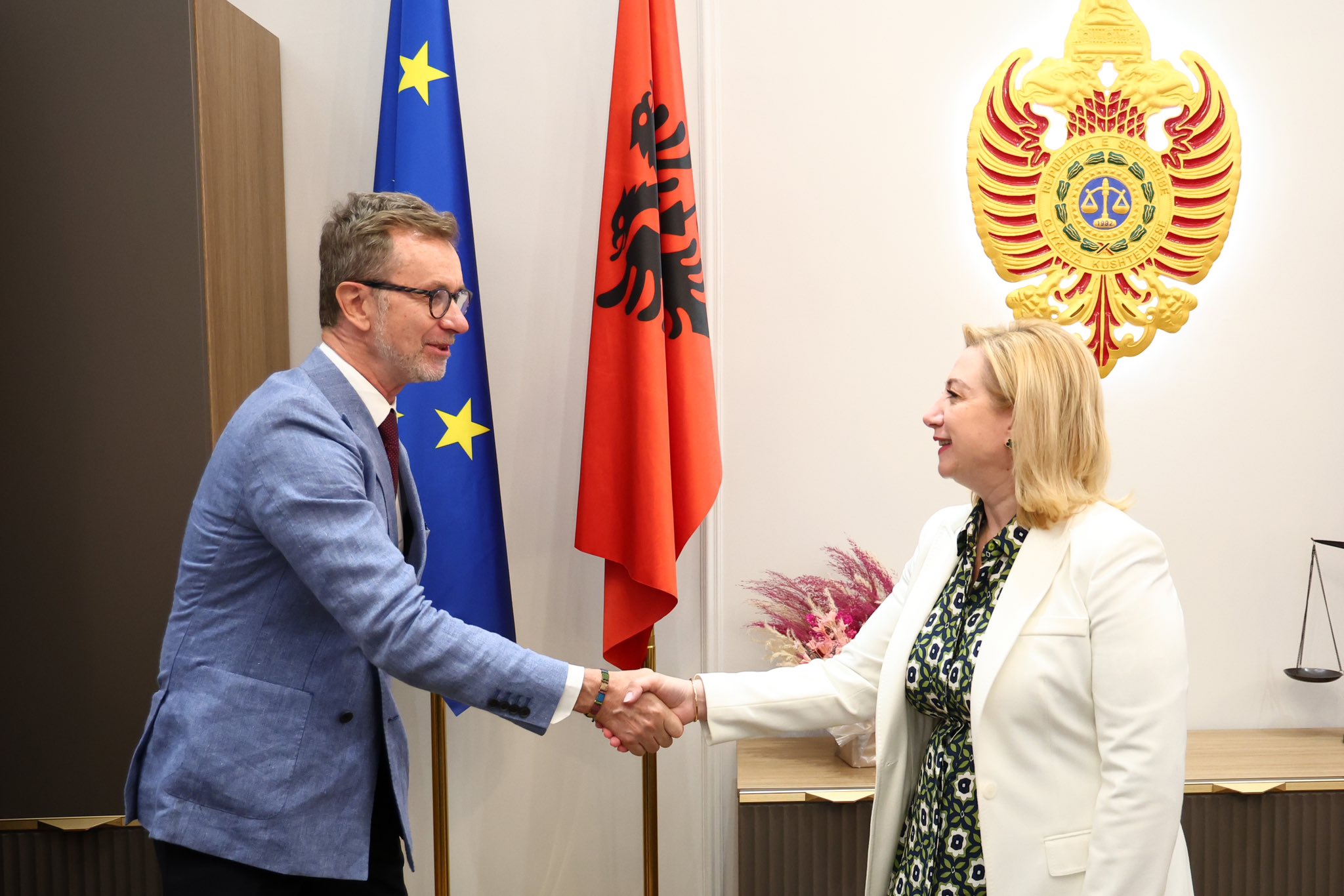 Ambasadori i BE takohet me kryetaren e Gjykatës Kushtetuese: Diskutuam për punën e institucionit kyç të sistemit demokratik të vendit!