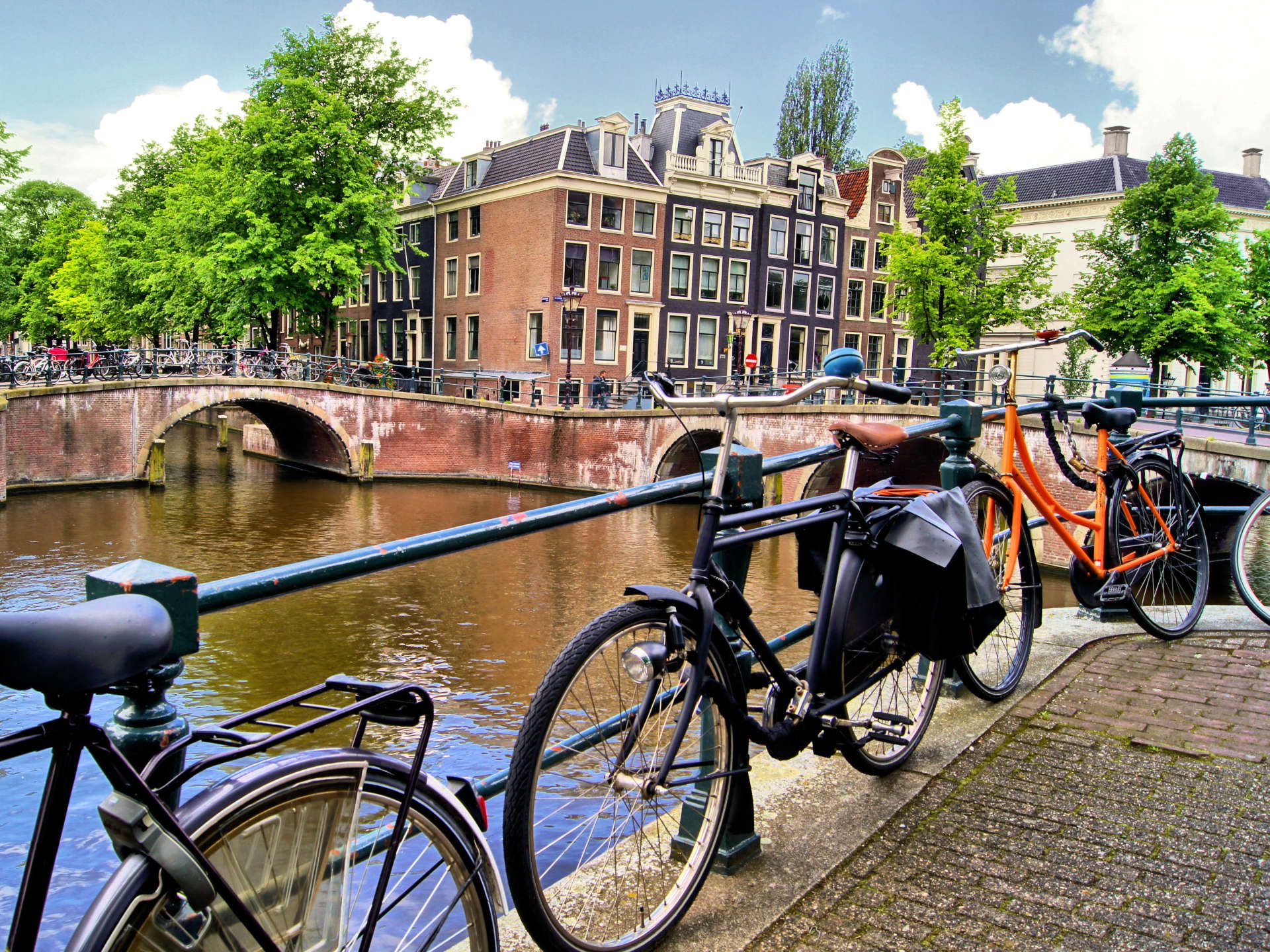 Amsterdam ndalon ndërtimin e hoteleve të reja, shkak numri i lartë i vizitorëve!