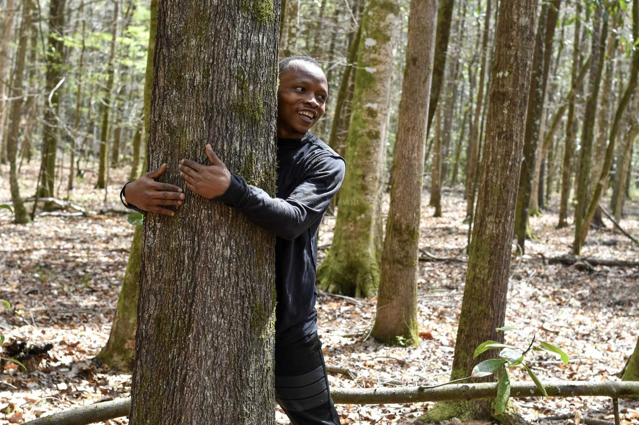 Burri nga Gana shënon rekord të ri botëror, përqafoi mbi një mijë pemë për një orë!