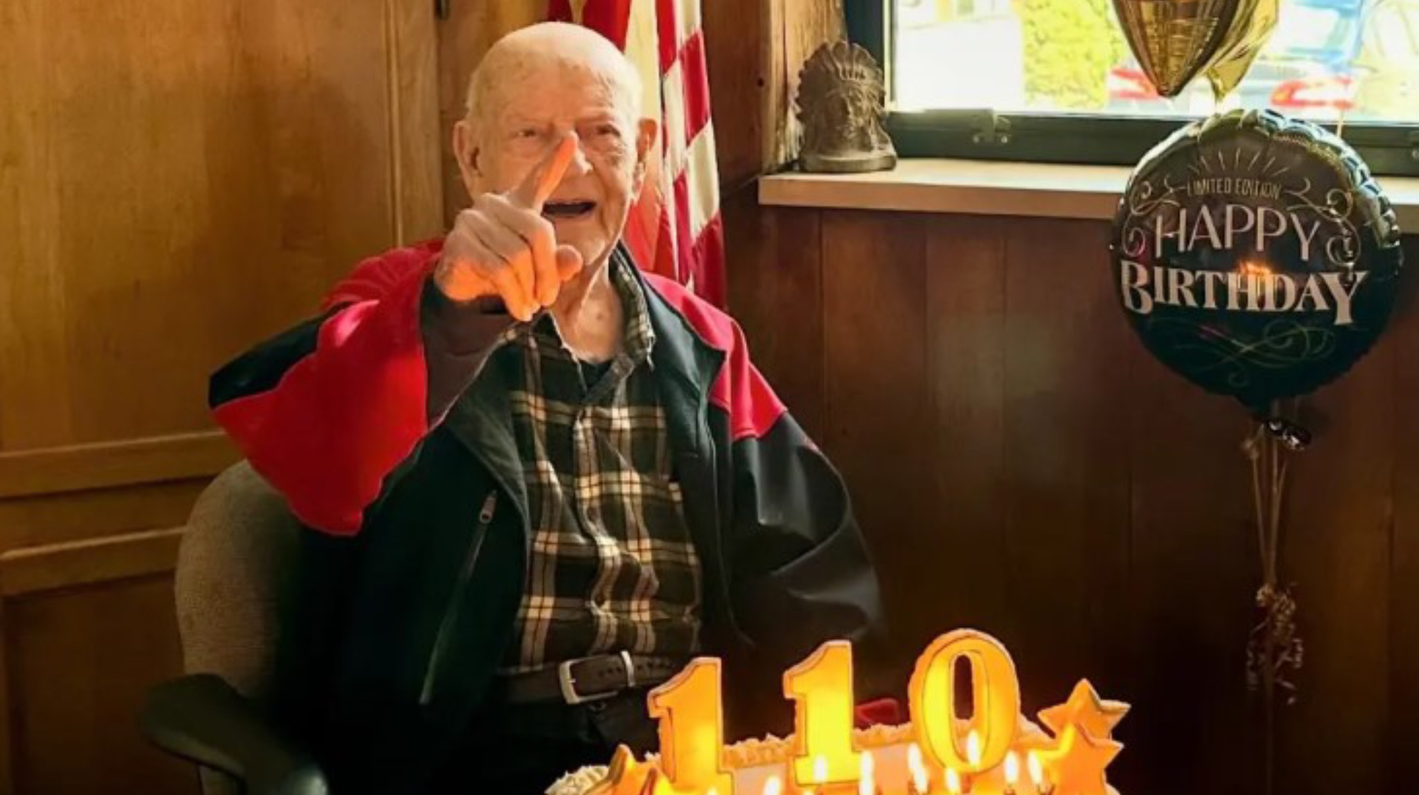 Është 110-vjeç, konsumon cigare dhe nuk ushqehet shëndetshëm…/Ju njohim me burrin e “hekurt” nga New Jersey!