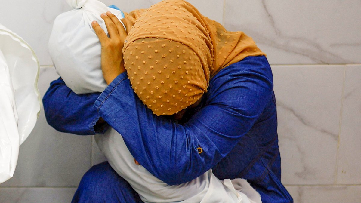 Fotografia e një gruaje palestineze që mban trupin e mbesës 5 vjeçare të vdekur shpallet “Fotografia e Vitit”
