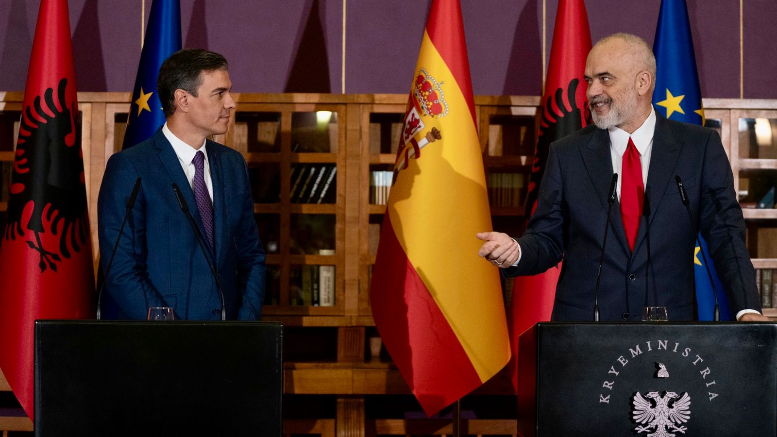 Kryeministri spanjoll paralajmëroi dorëheqjen, Rama: Mos u dorëzo!