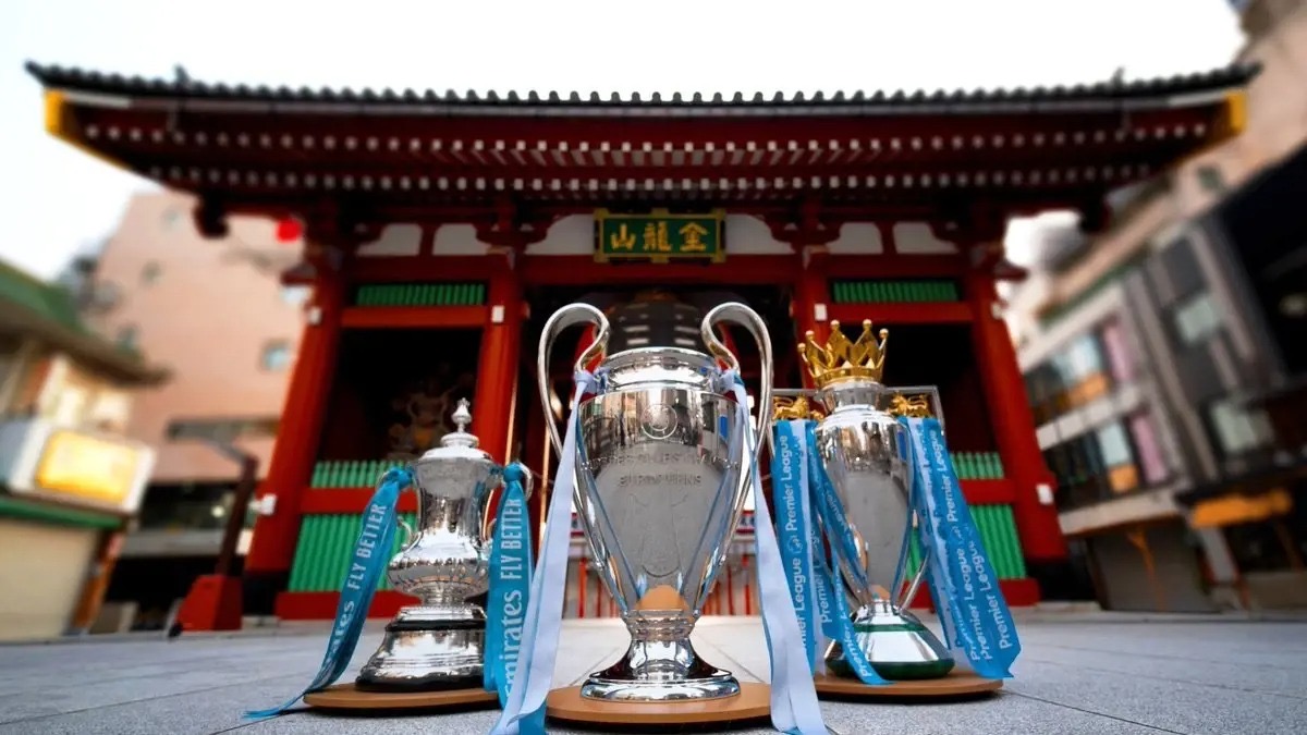 Kupat ikonike të futbollit zbarkojnë në Tiranë me Manchester City