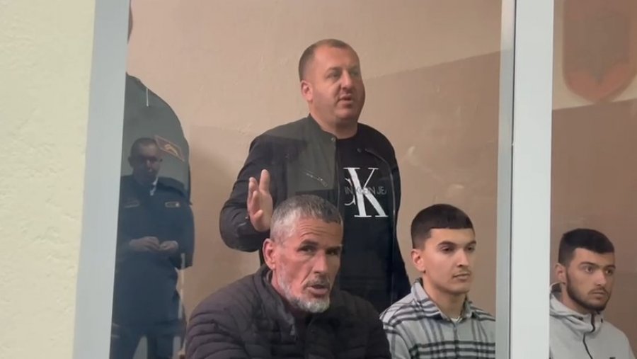 Molotovët te Bashkia Tiranë, gjykata liron 4 protestuesit e opozitës!