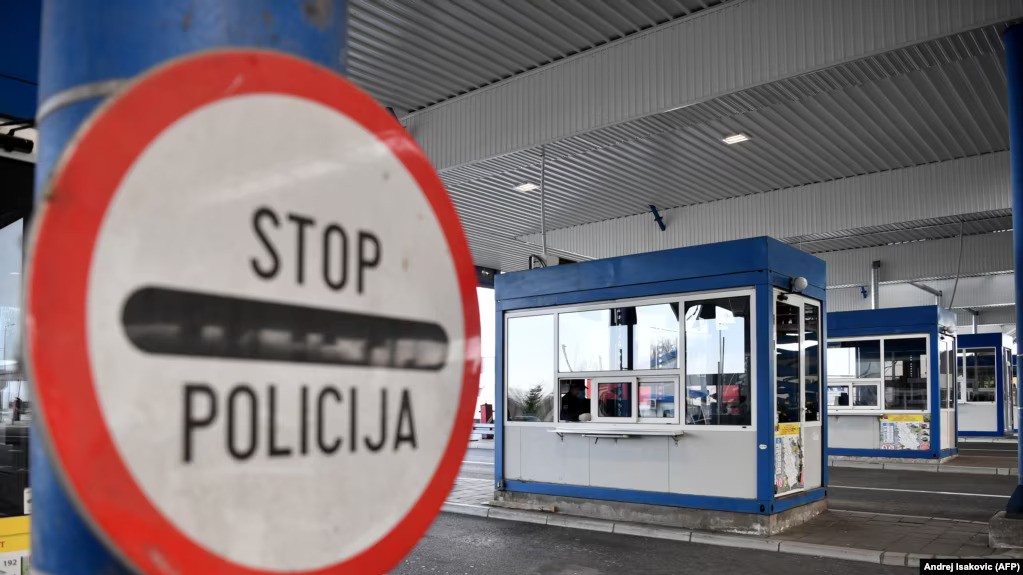 Në kufirin me Kroacinë, Serbia bllokon autobusë me udhëtarë nga Kosova!