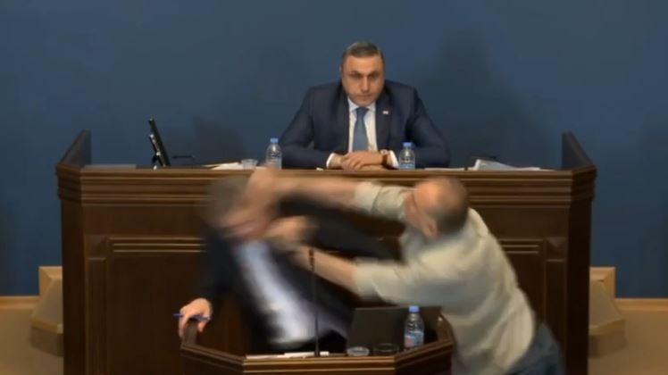 Përleshje ‘barbare’ në parlamentin e Gjeorgjisë në diskutimin e ligjit të ‘agjentëve të huaj’! (Video)