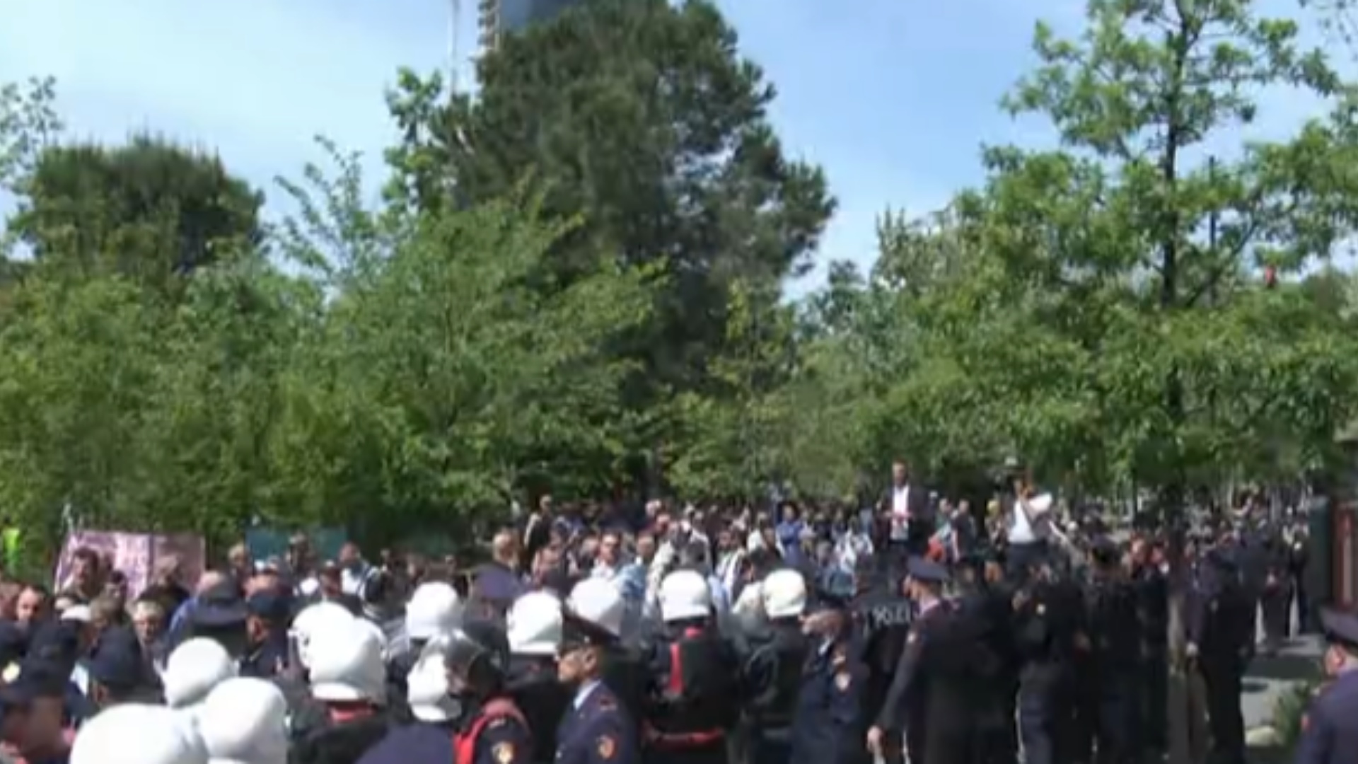 Protesta para Bashkisë Tiranë, policia publikon planin e masave!
