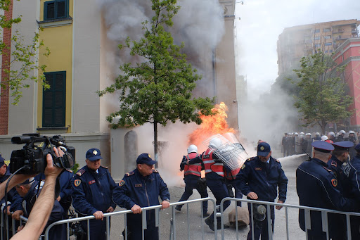 Protestuesit e opozitës çajnë kordonin metalik, përplasen fizikisht me efektivët, policia hedh gaz lotsjellës!