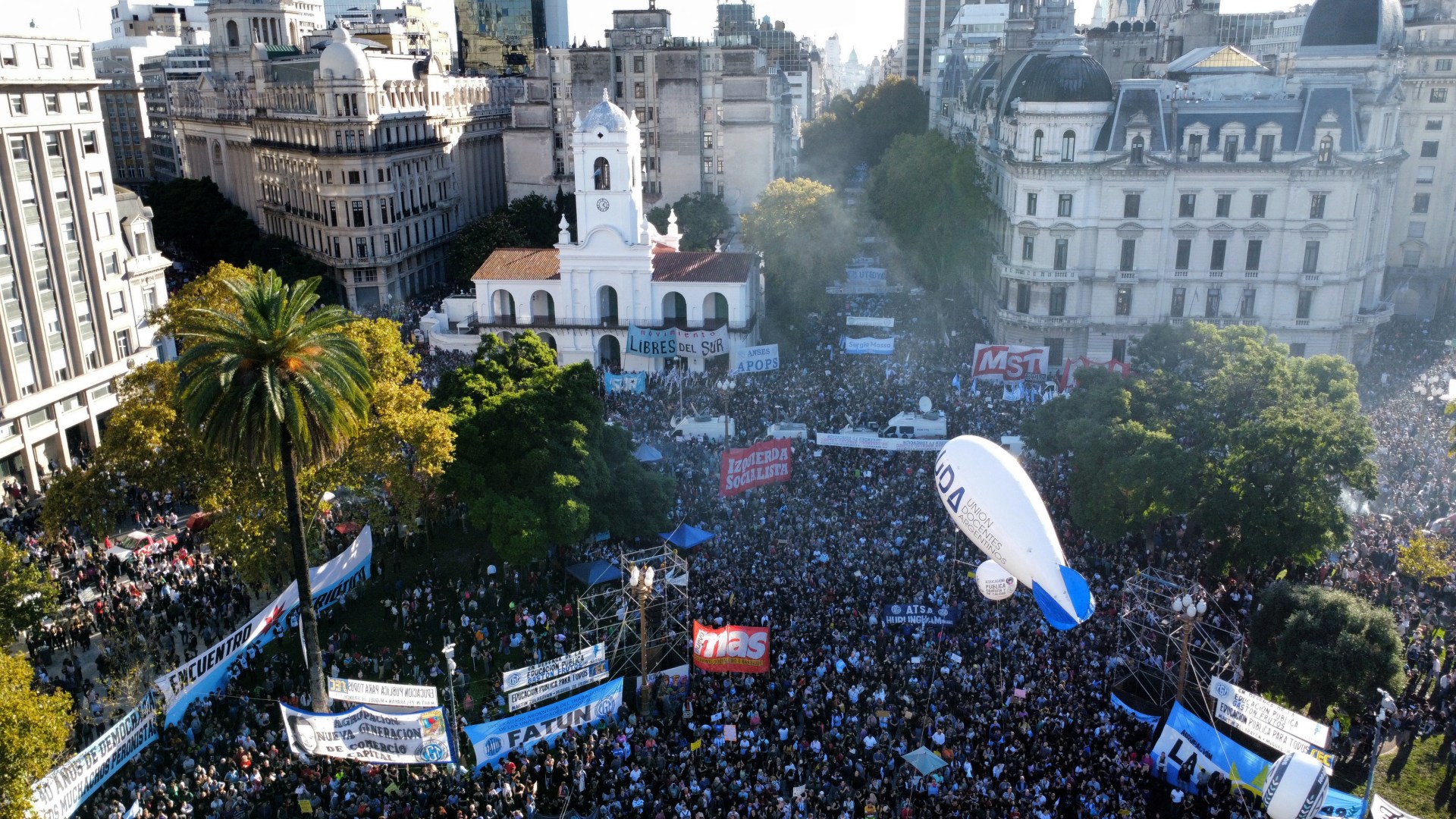Qindra mijëra njerëz protestojnë në Argjentinë kundër shkurtimit të financave të arsimit nga Milei!