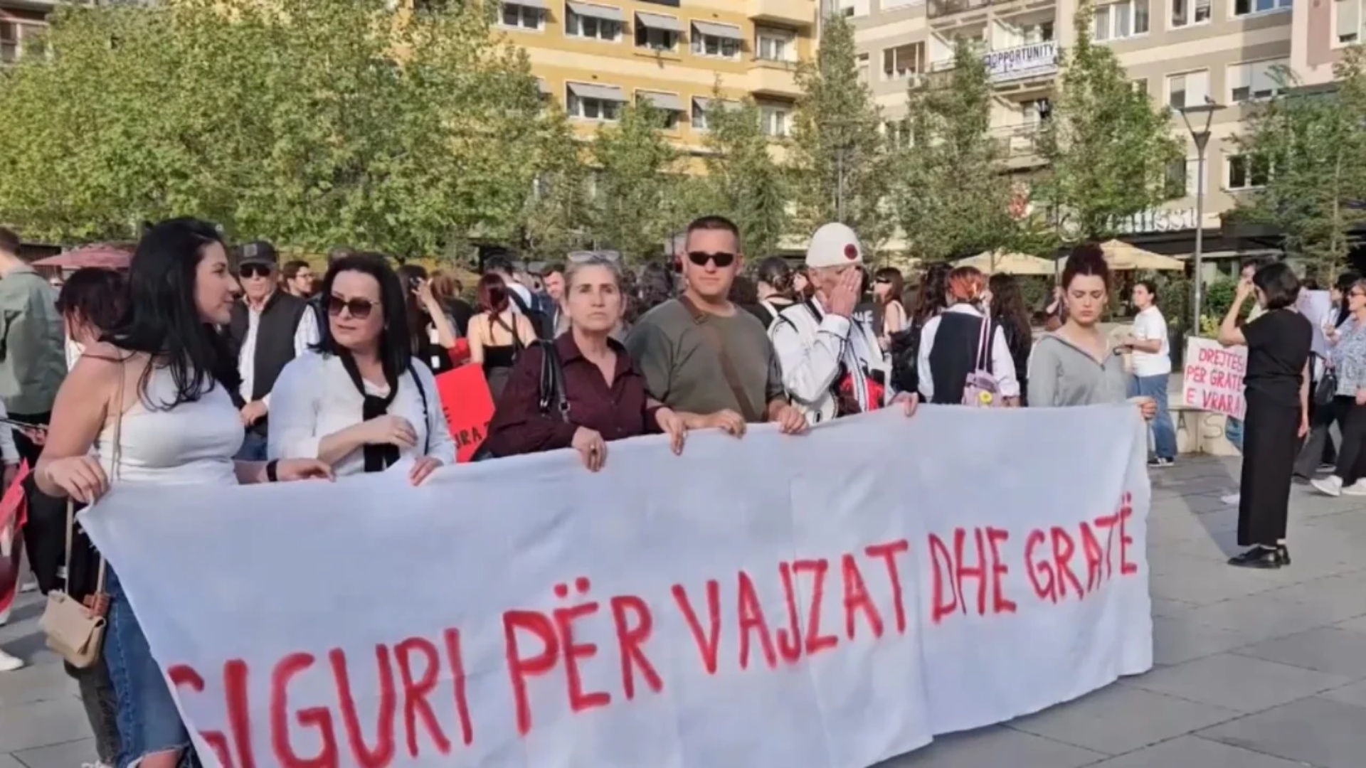 Reagimet pas vrasjes së gruas në Pejë: Shpallni gjendje emergjente, në 10 vite 56 gra janë vrarë në Kosovë!