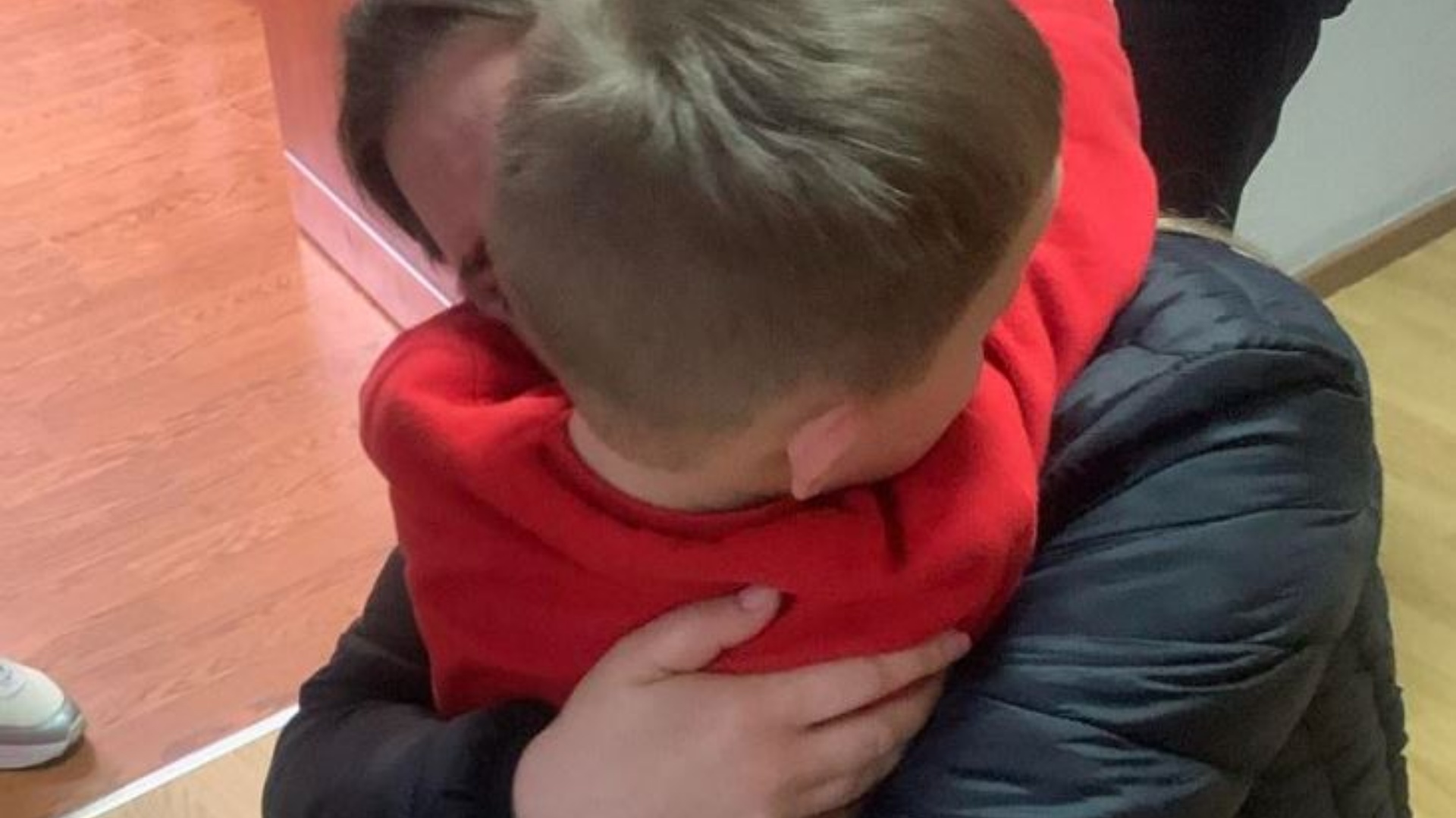 Rrëmbeu nipin dhe u fsheh me të, policia e Durrësit vë në pranga gjyshen e 3-vjeçarit!