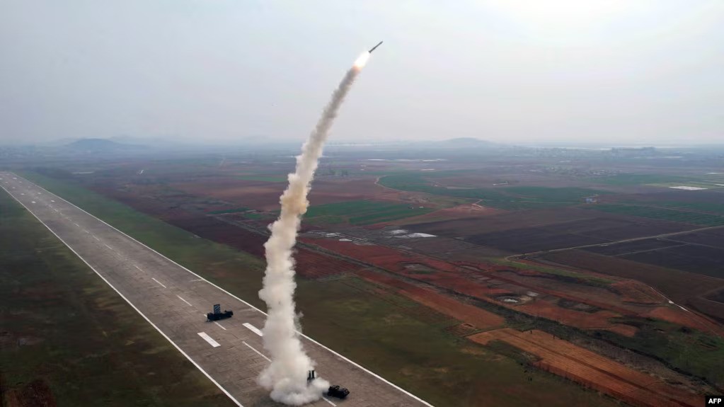 Seuli: Koreja e Veriut e teston një raketë balistike!