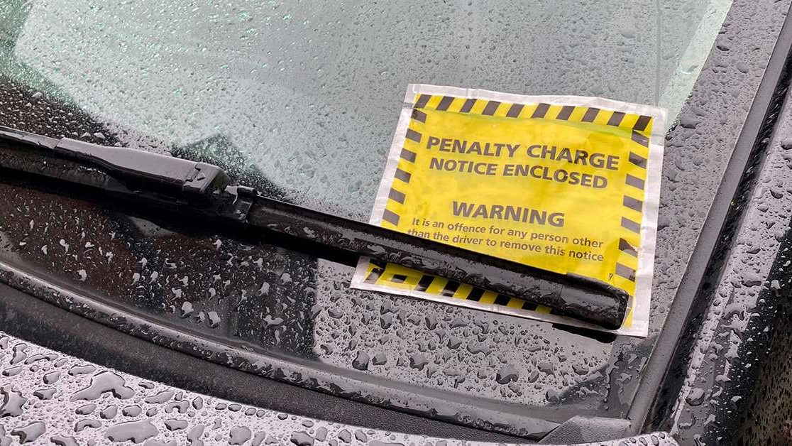Suedi, nëse raportoni makinat e parkuara në mënyrë të paligjshme do të fitoni para!