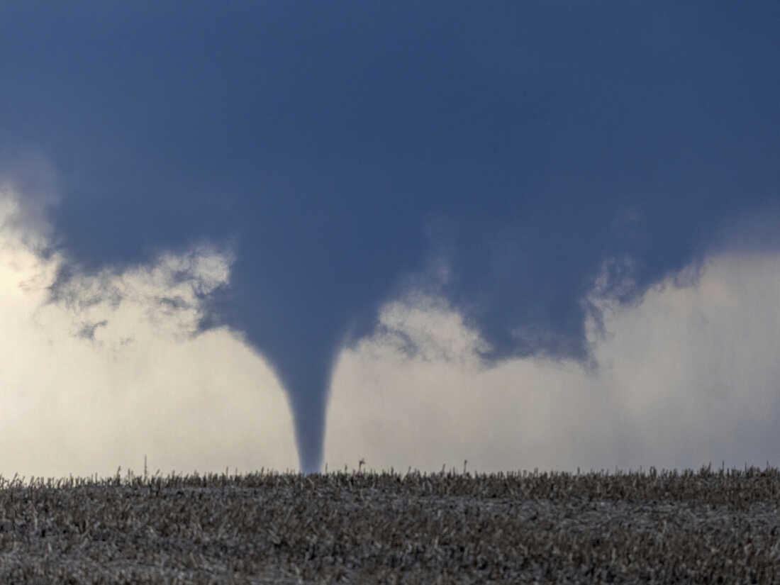 Tornado të papritur mbjellin shkatërrim në shtetin qendror të SHBA!