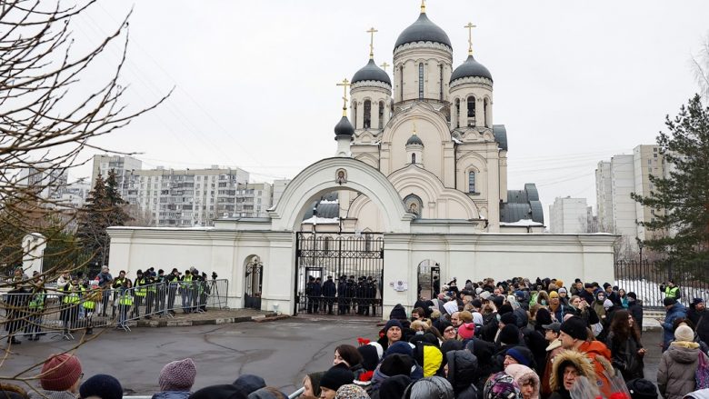 Udhëhoqi ceremoni në varrimin e Navalnyt, pezullohet prifti ortodoks!