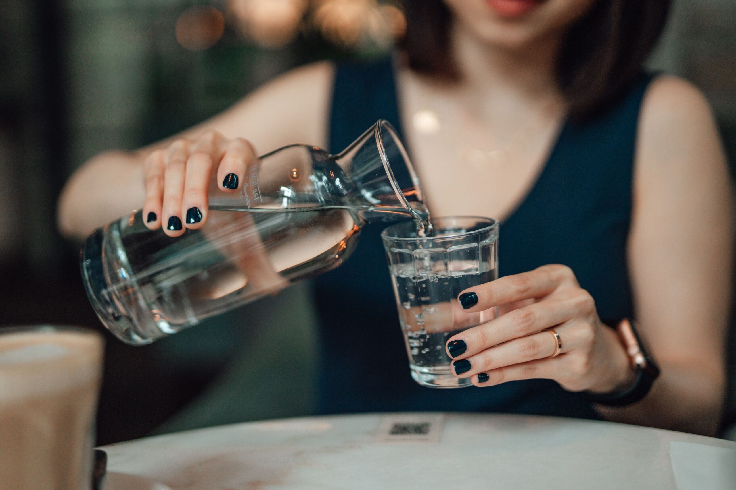 A ju bën vërtet të humbni peshë pirja e ujit? Flasin ekspertët!
