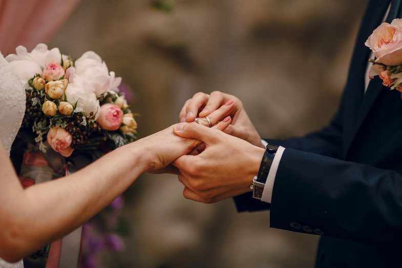 A janë njerëzit e martuar më të lumtur se beqarët? Ja ç’thotë studimi