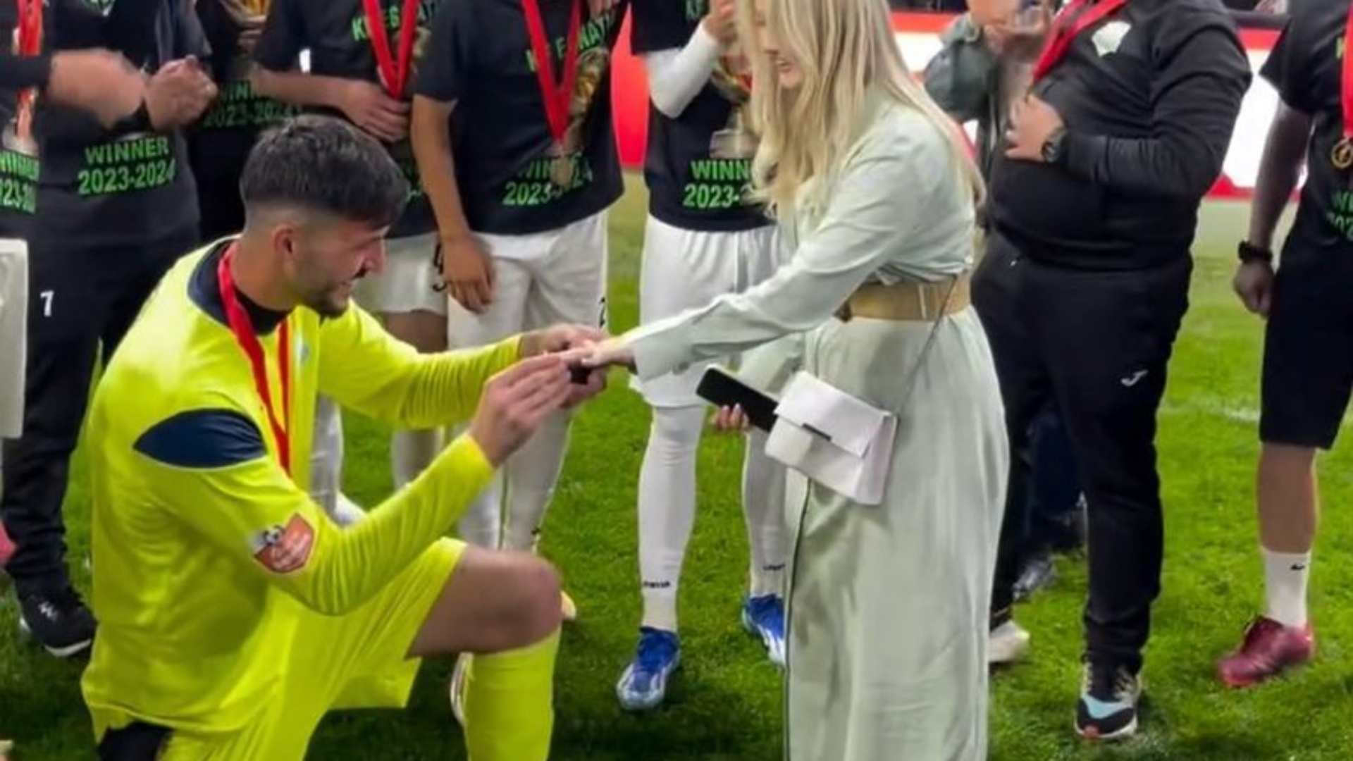 Ajo tha po! Portieri i Egnatias i propozon për martesë partneres pasi fiton Kupën e Shqipërisë!