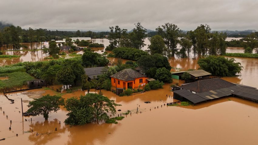 Arrijnë në 107 viktimat e katastrofës në Brazil, shpëtohet kali i bllokuar në çati nga përmbytjet!