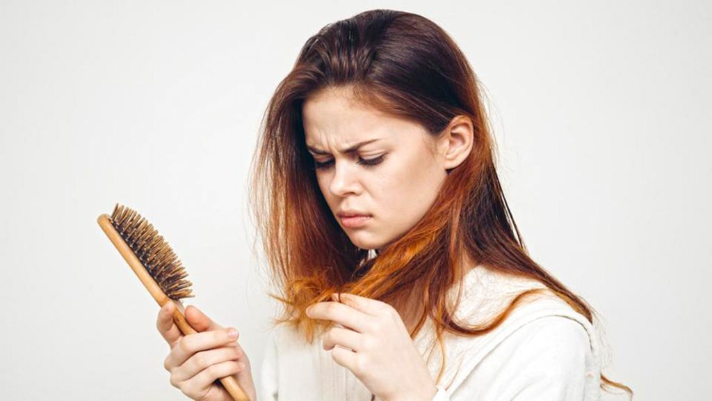 Arsyet përse ju bien flokët – Gabimet që mund t’i ndreqni që tani