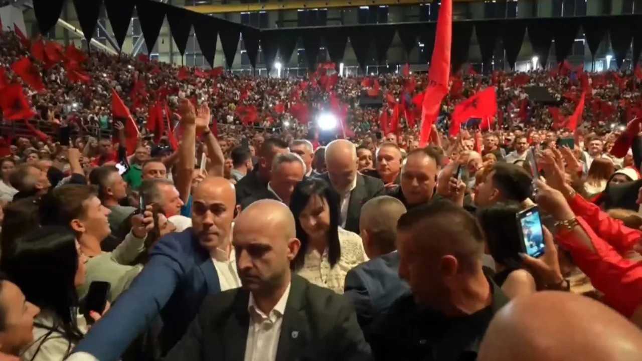 Athinë, kryeministri Rama në stadiumin “Galatsi”/Pritet me brohorima dhe duartrokitje nga emigrantët!