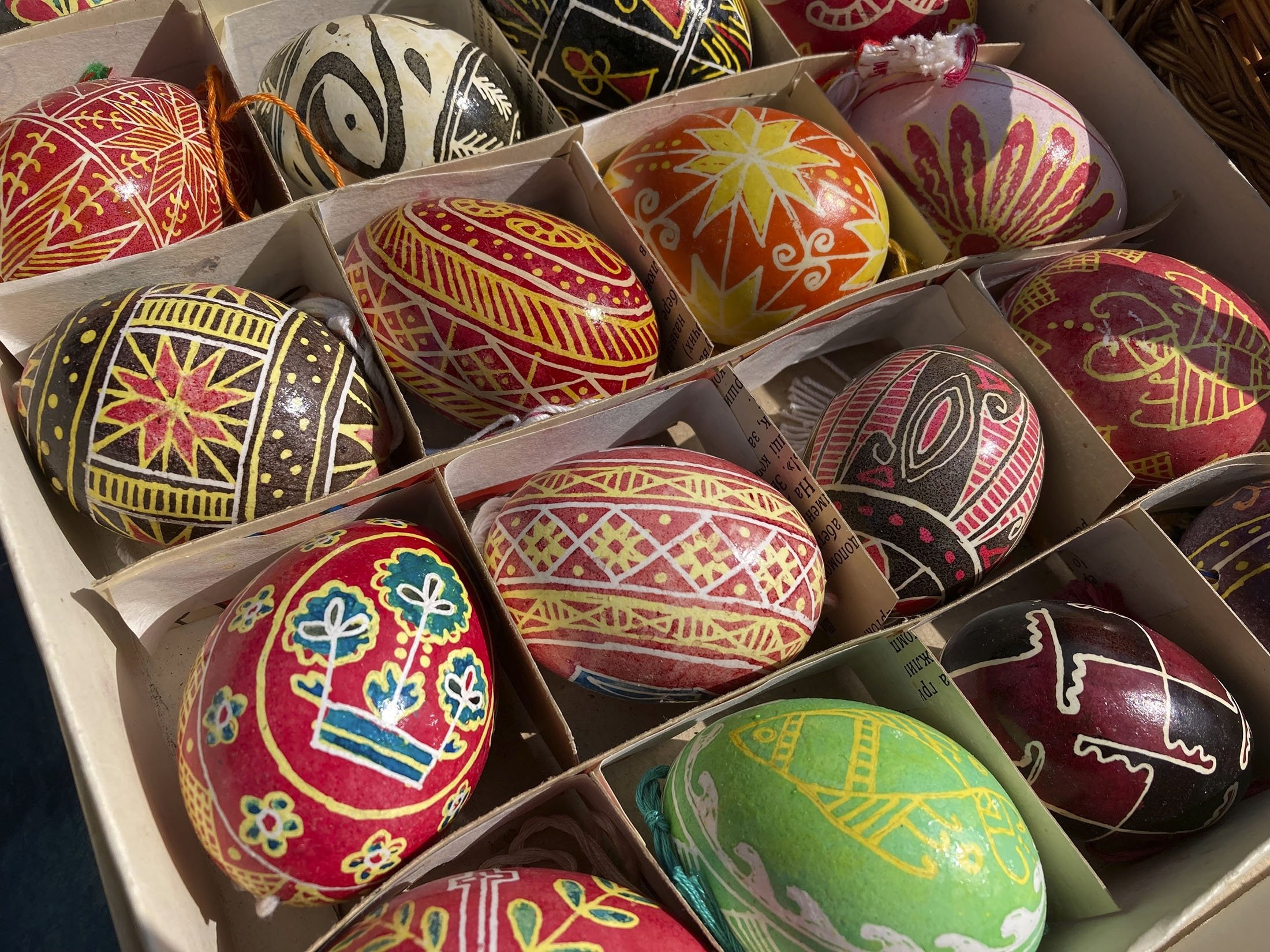 Besimtarët ortodoksë përgatiten të festojnë Pashkën!