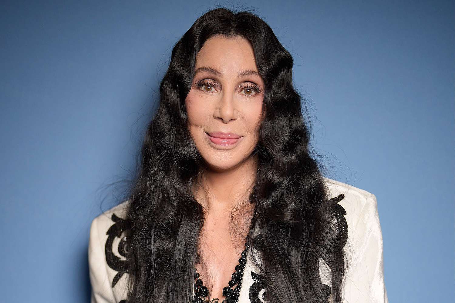 Cher tregon arsyen se përse lidhet me meshkuj më të rinj se vetja: “Ata të moshës time kanë vdekur…”!