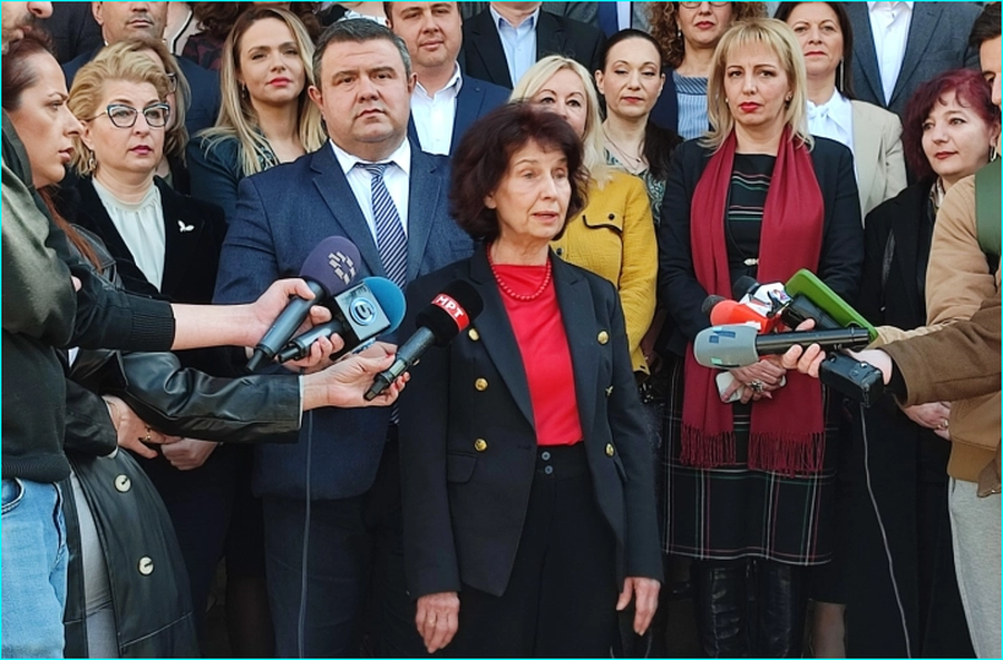 Davkova betohet si gruaja e parë presidente e Maqedonisë së Veriut, në fjalim iu referua shtetit me emrin…