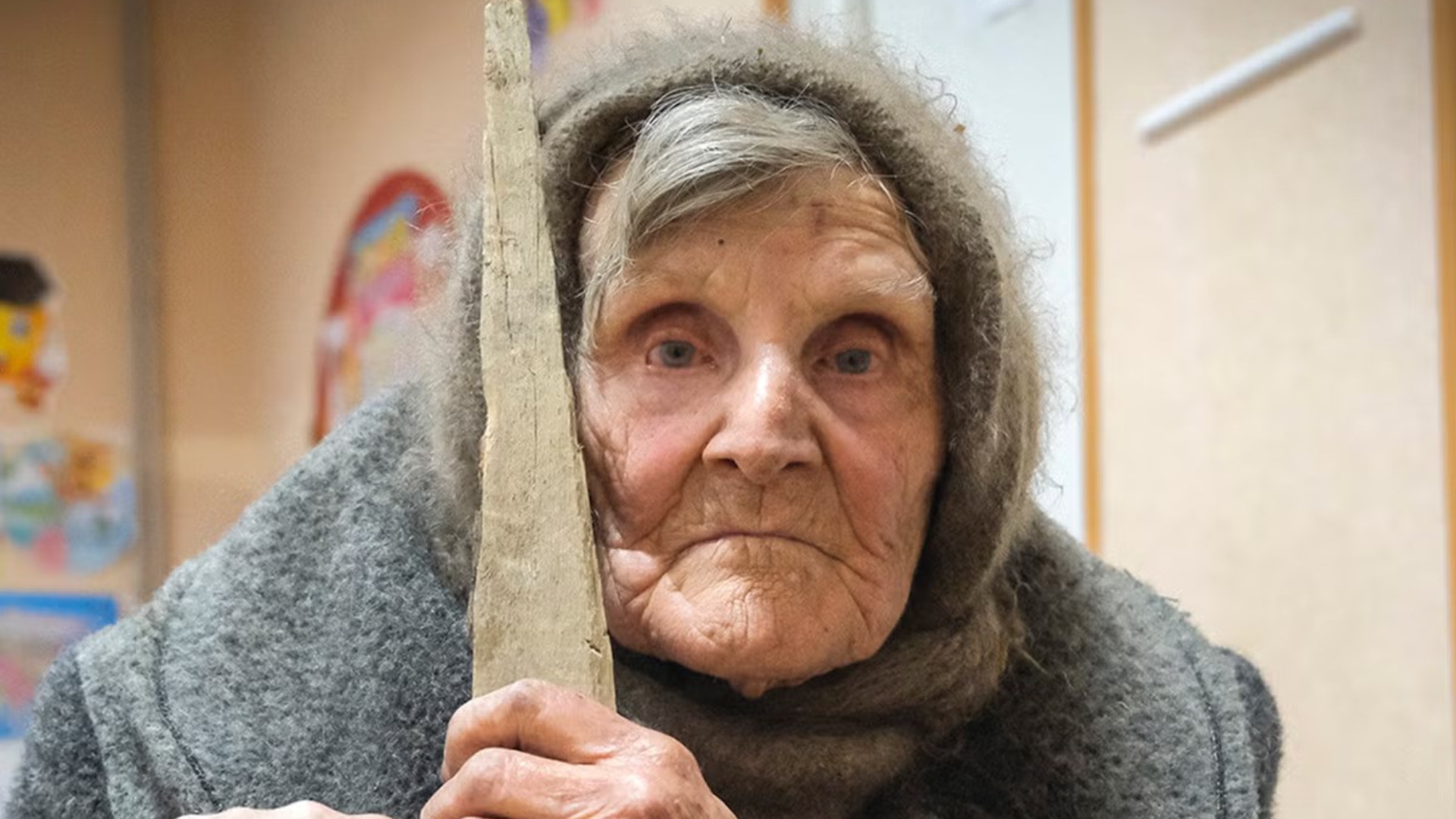 Eci e vetme për 9 km në një zonë lufte për të shpëtuar, historia e pabesueshme e një 98-vjeçareje!