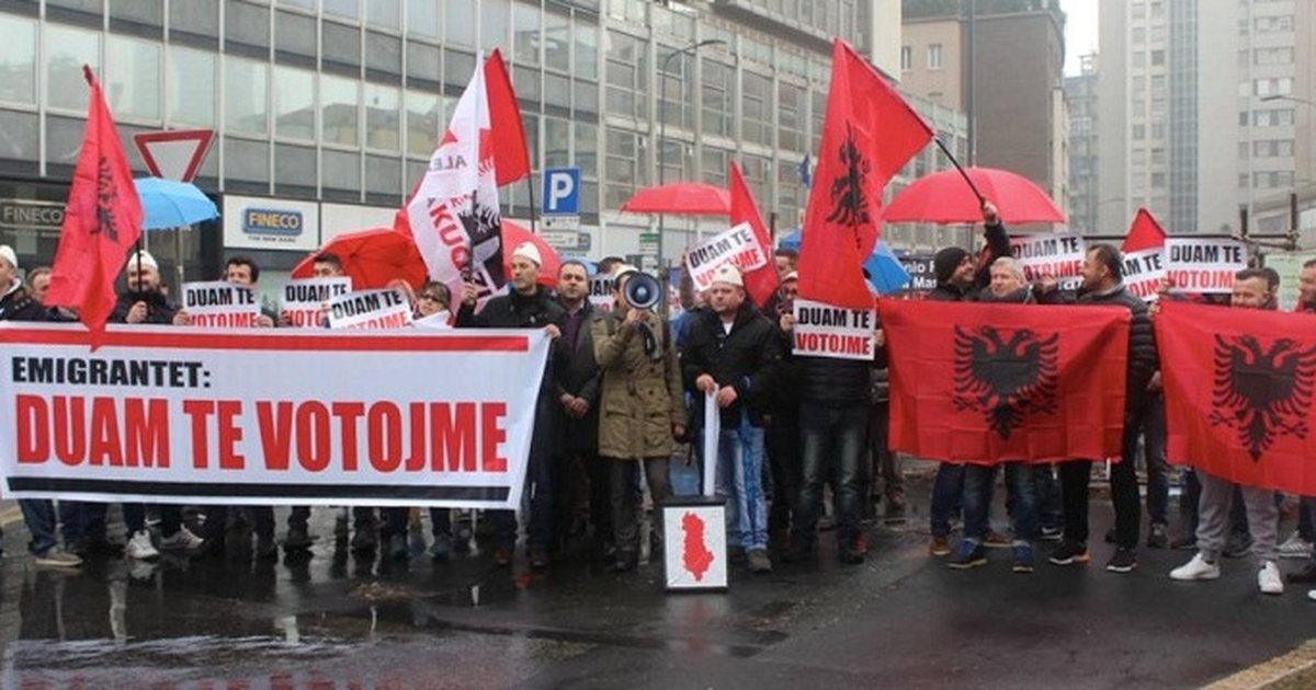 Emigrantët shqiptarë protestë simbolike në Milano: Duam të votojmë në 2025! Protestë dhe në Hagë!