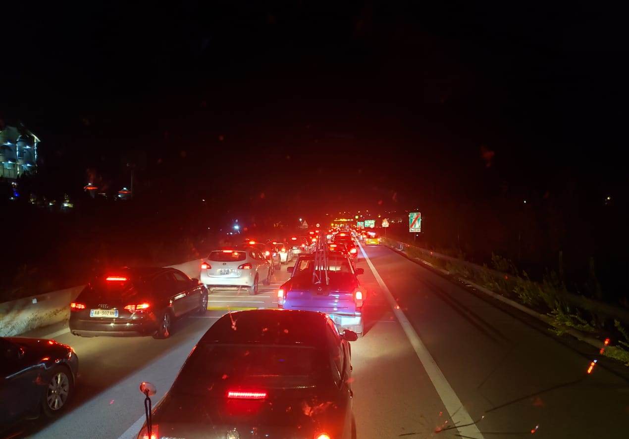 Fluks automjetesh nga Tirana në drejtim të Elbasanit, policia: Shoferët të tregojnë durim!
