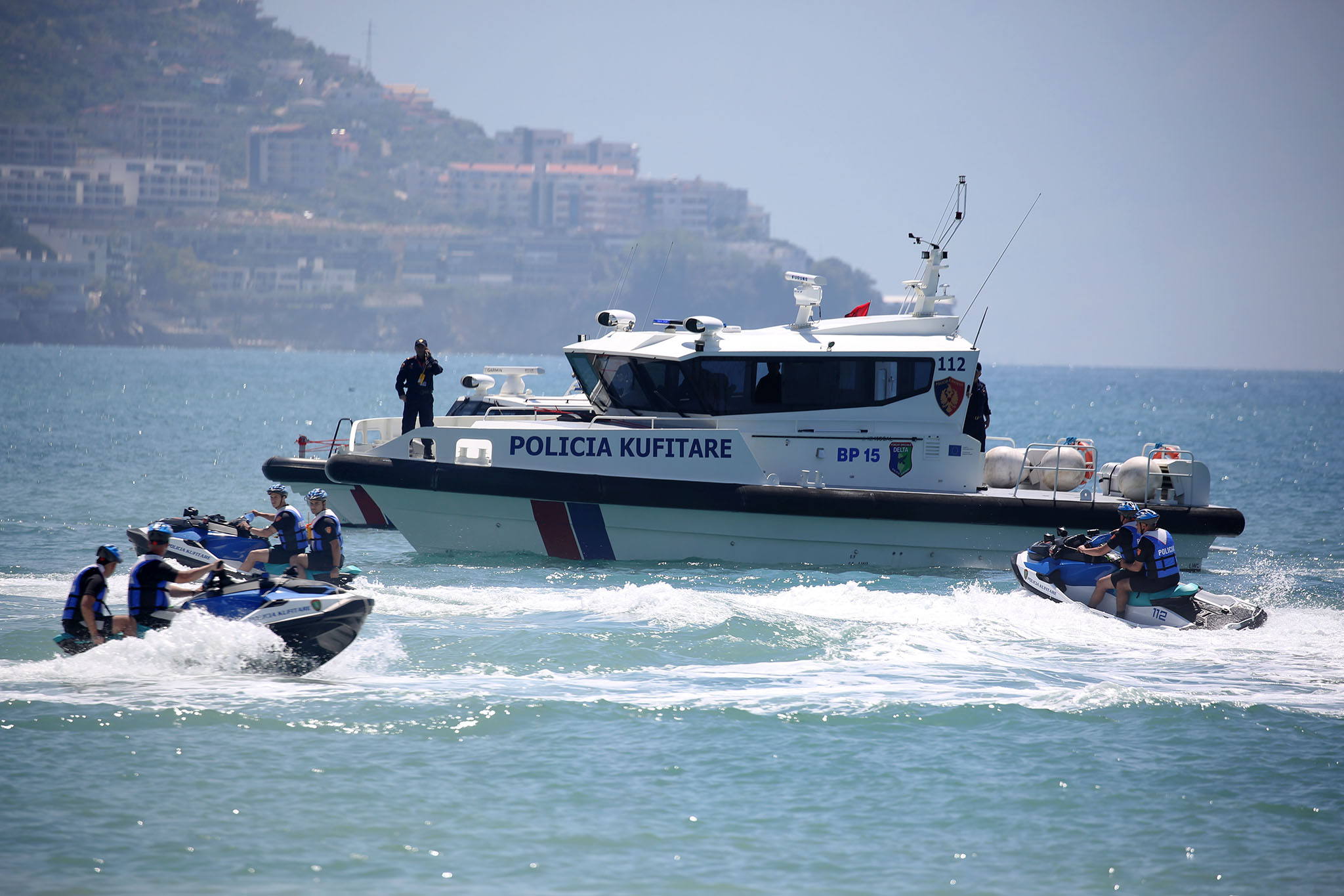 Gomonia me 11 turistë rrezikon të mbytet në ujërat e Vlorës, ndërhyn policia kufitare dhe roja bregdetare!