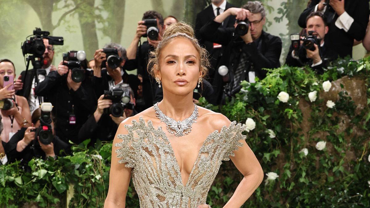 Mbi 2 milionë rruaza dhe 800 orë punë, fustani i Jennifer Lopez në “Met Gala” tejkalon çdo pritshmëri!