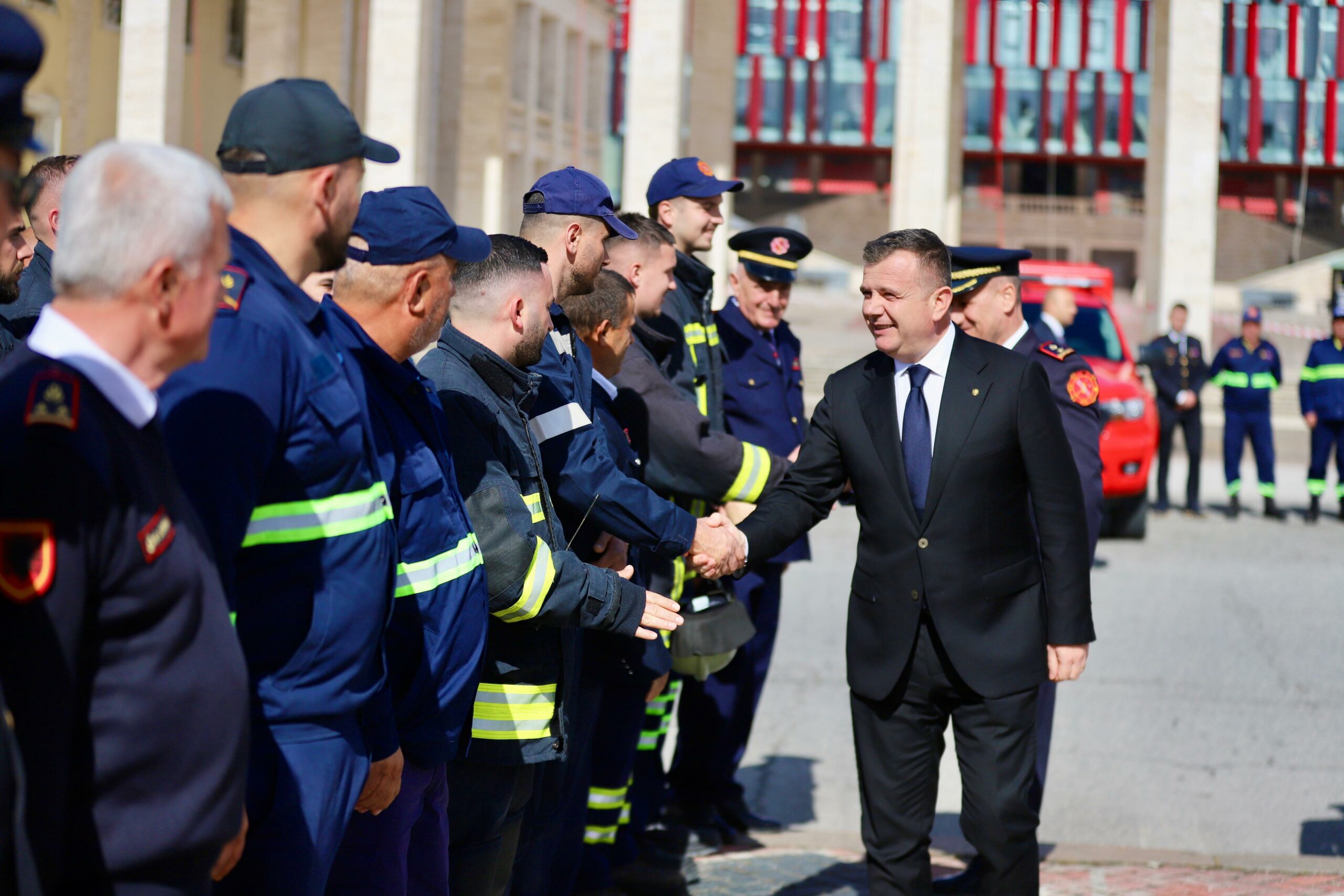 Ministri Balla: Trajtim i duhur financiar për punonjësit e Shërbimit Zjarrfikës!