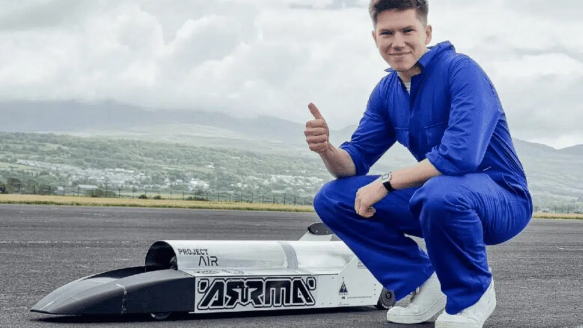 Ndërtoi aeroplanmbajtësen me telekomandën më të madhen ndonjëherë, YouTuberi shënon rekord botëror!
