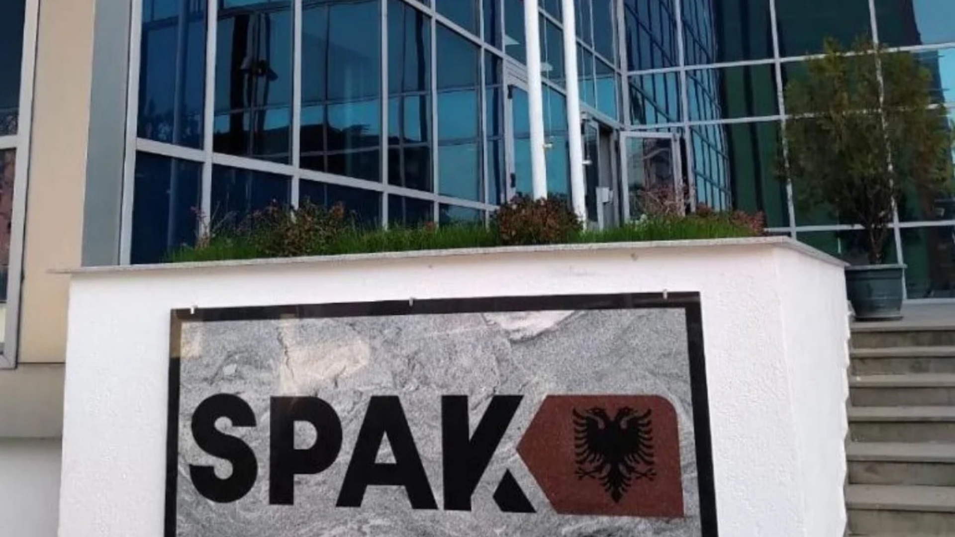 Nga apartamentet te 10 llogaritë bankare dhe mjetet luksoze, SPAK konfiskon rreth 1.2 mln euro pasuri të Flamur Sinanajt!