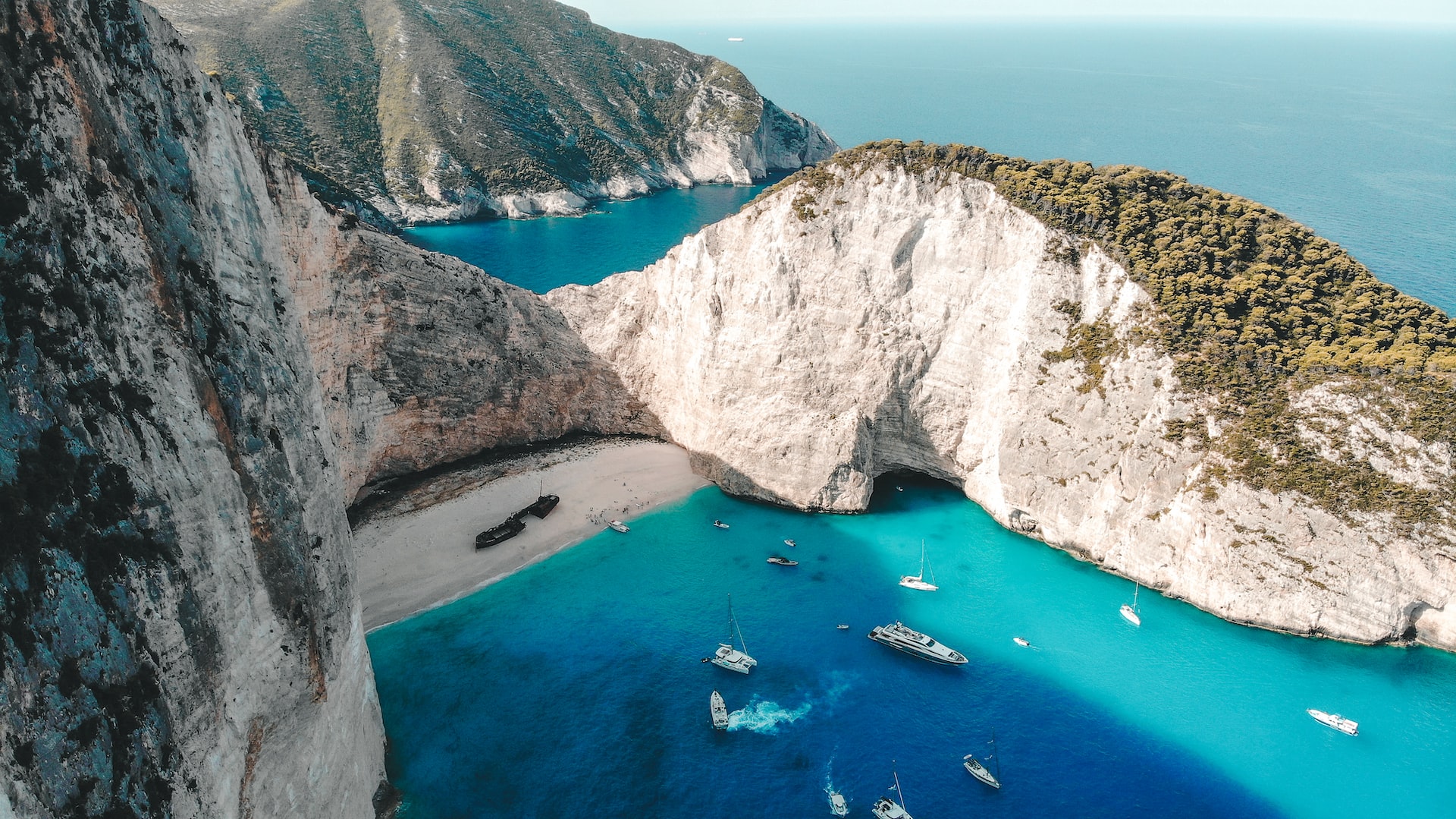 Një ndër plazhet më të bukur në Greqi dhe në botë nuk do të jetë i aksesueshëm nga pushuesit dhe turistët!