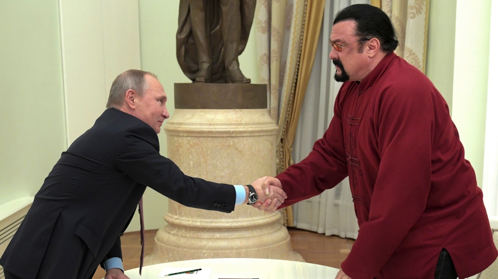 Pas fitores së zgjedhjeve, aktori i Hollywood Seagal paraqitje surprizë në ceremoninë e Putin-it…