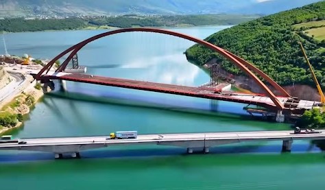 Përfundon vendosja e Urës së Madhe në Kukës, vijojnë punimet për të mundësuar qarkullimin e automjeteve! (Video)