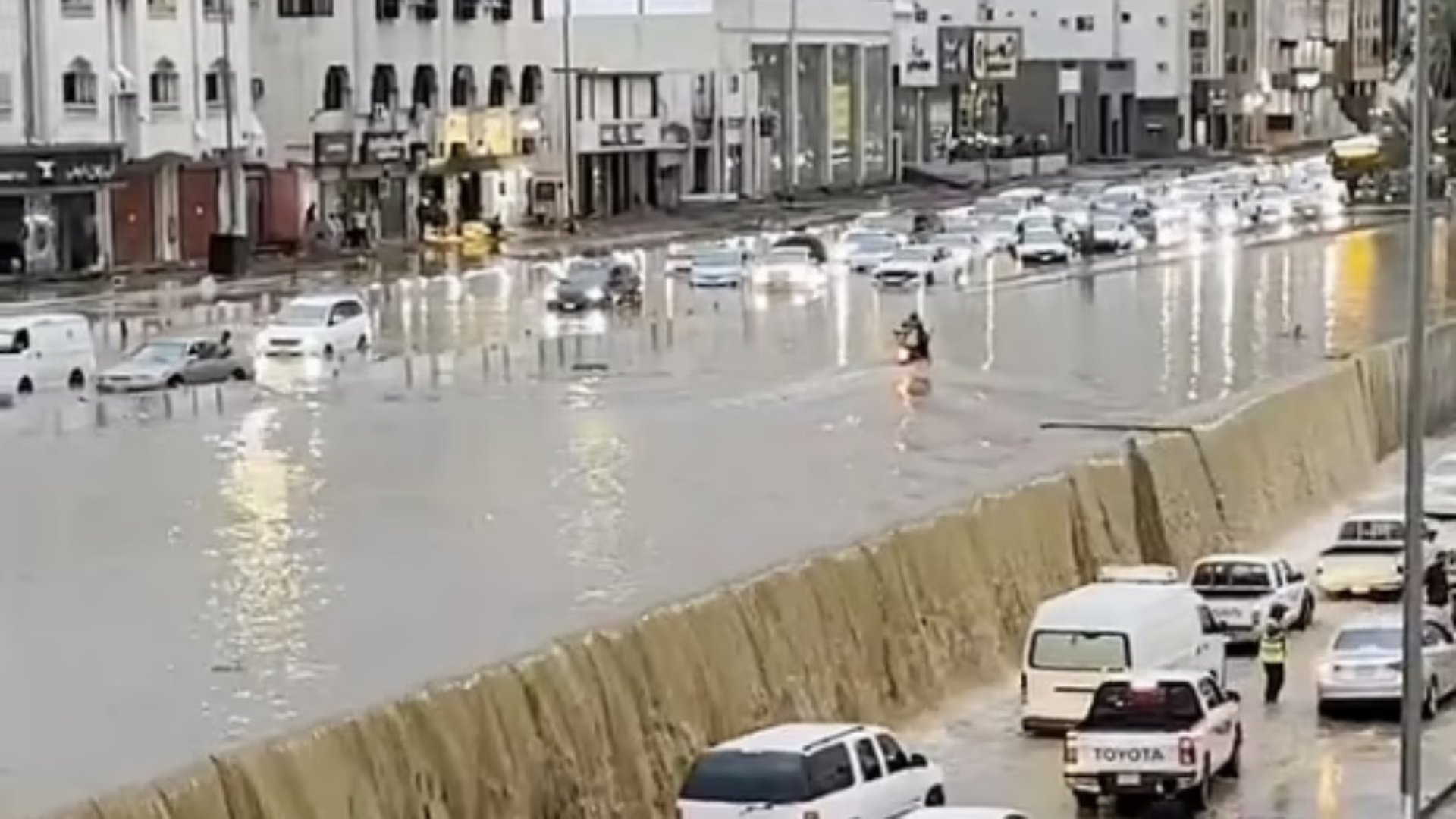 Përmbytjet e “shiut artificial” kthejnë rrugët në lumenj në Arabinë Saudite!