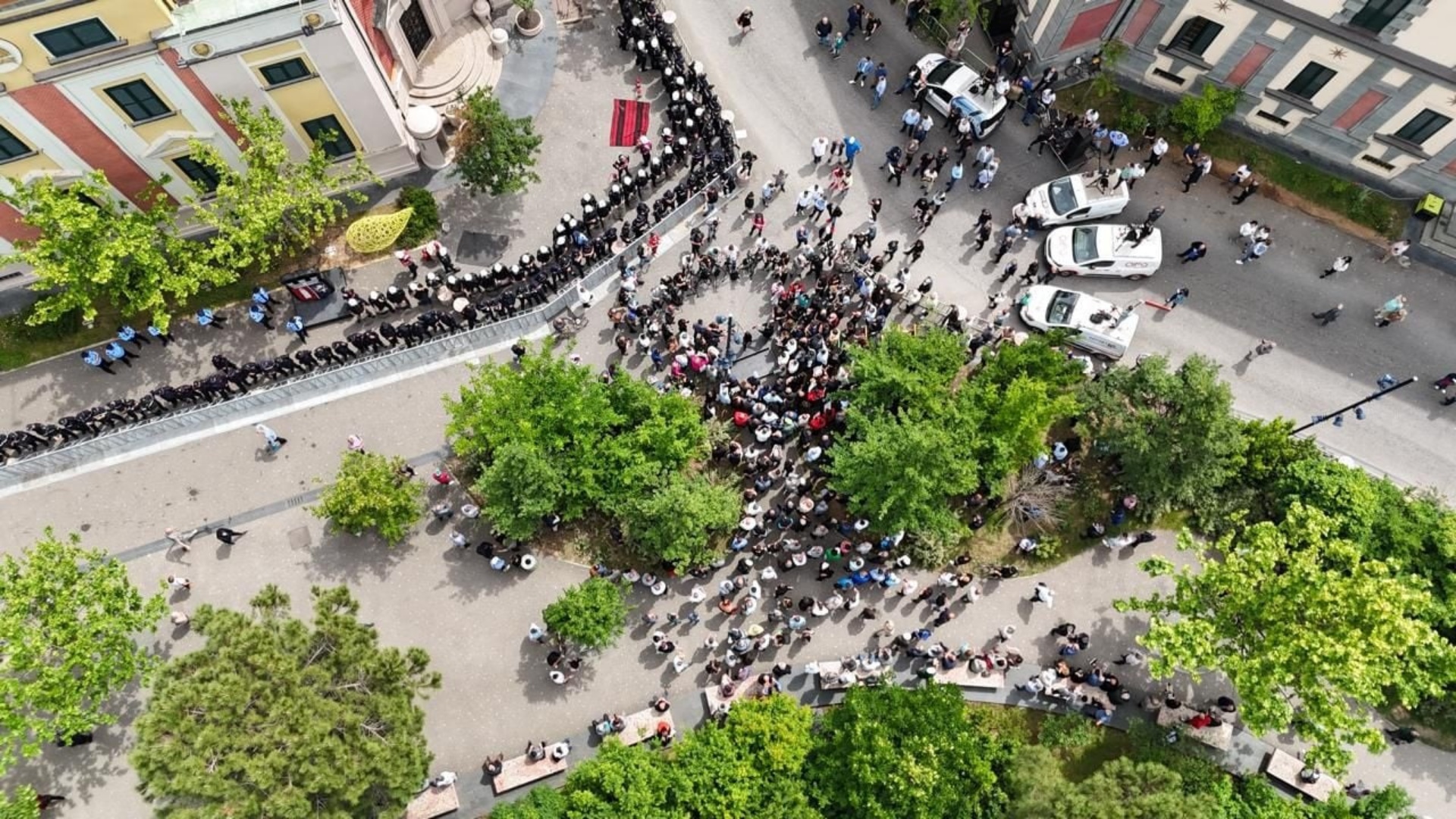 Protesta e opozitës para bashkisë Tiranë, humb ndjenjat një efektiv policie, molotov drejt bashkisë!