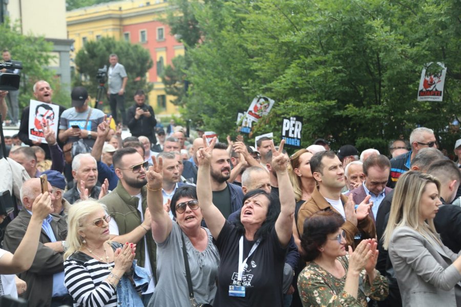 Protesta e radhës e opozitës para Bashkisë Tiranë, më 21 maj!
