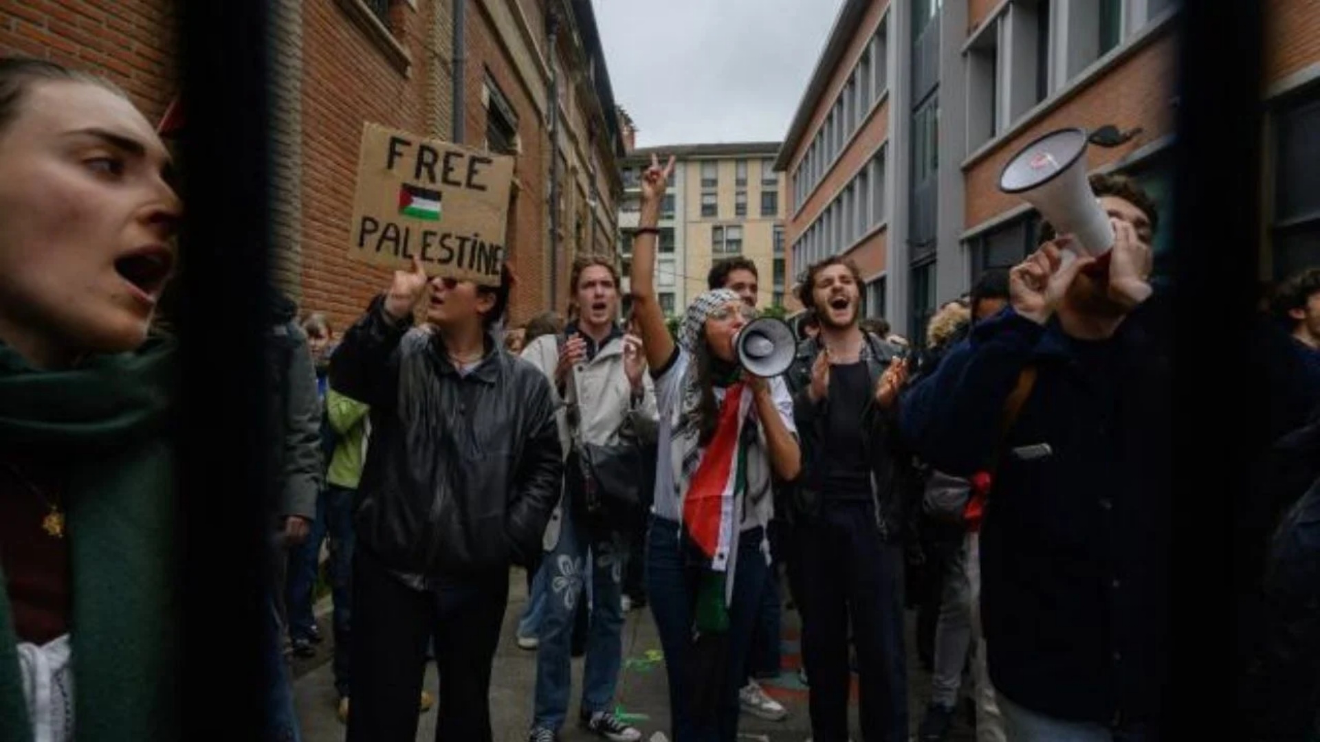 Protestat pro Palestinës në Francë- Studentët ‘pushtojnë’ universitetet, policia i nxjerr jashtë!