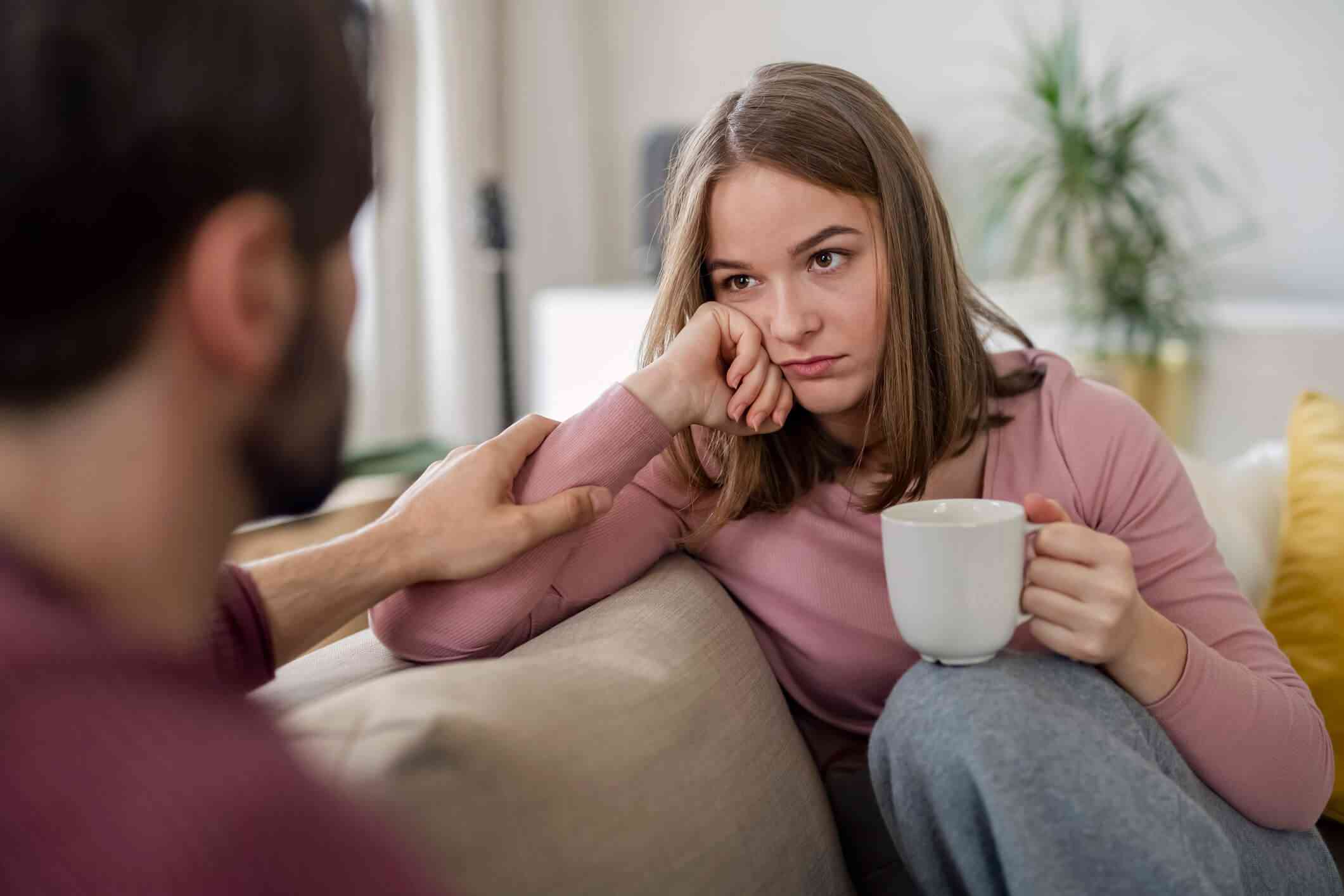 Psikologu i njohur tregon katër shenjat e qarta që tregojnë se duhet t’i jepni fund një lidhjeje dashurie!