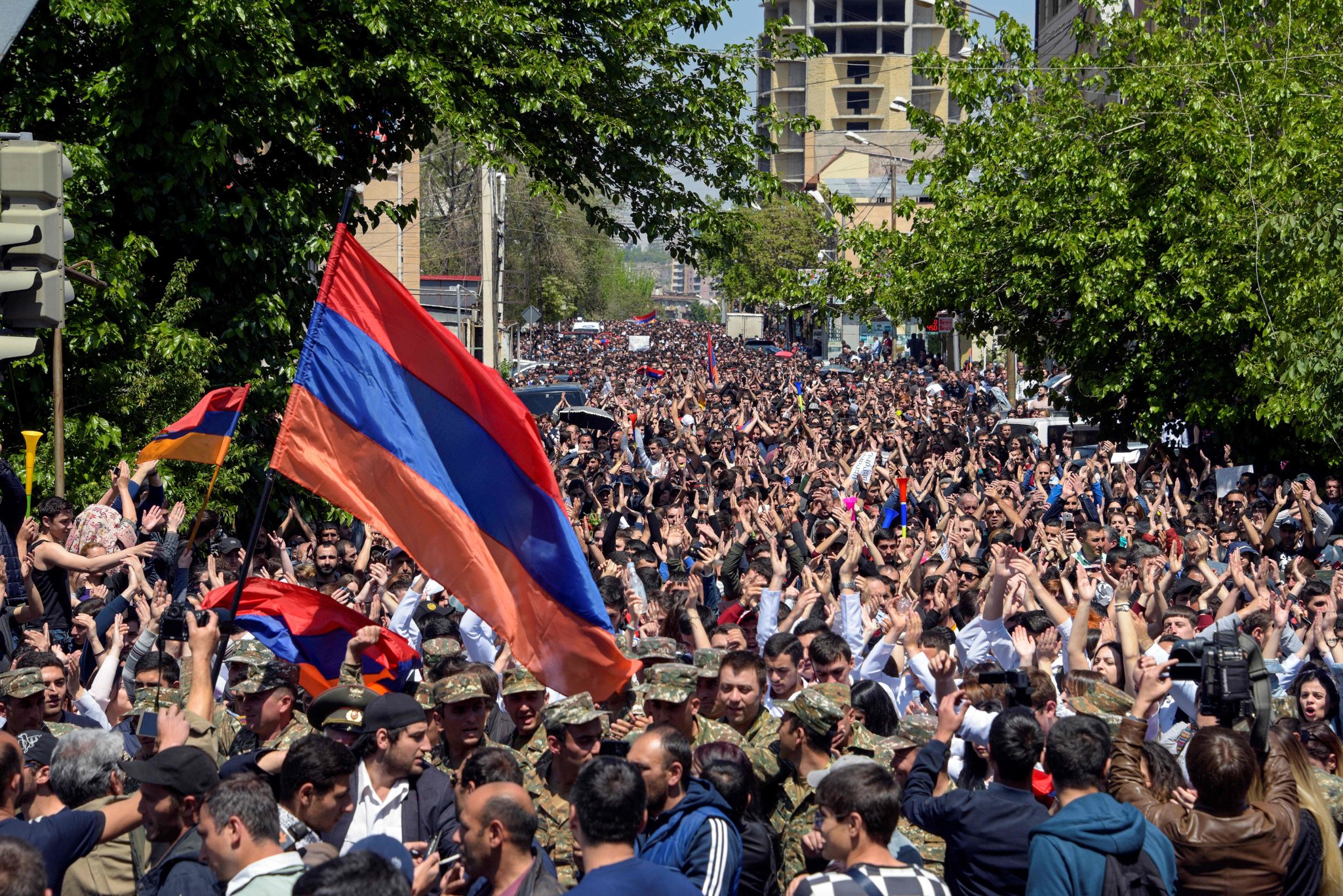 Qindra protestues në Armeni kërkojnë dorëheqjen e kryeministrit që ‘fal territoret’!