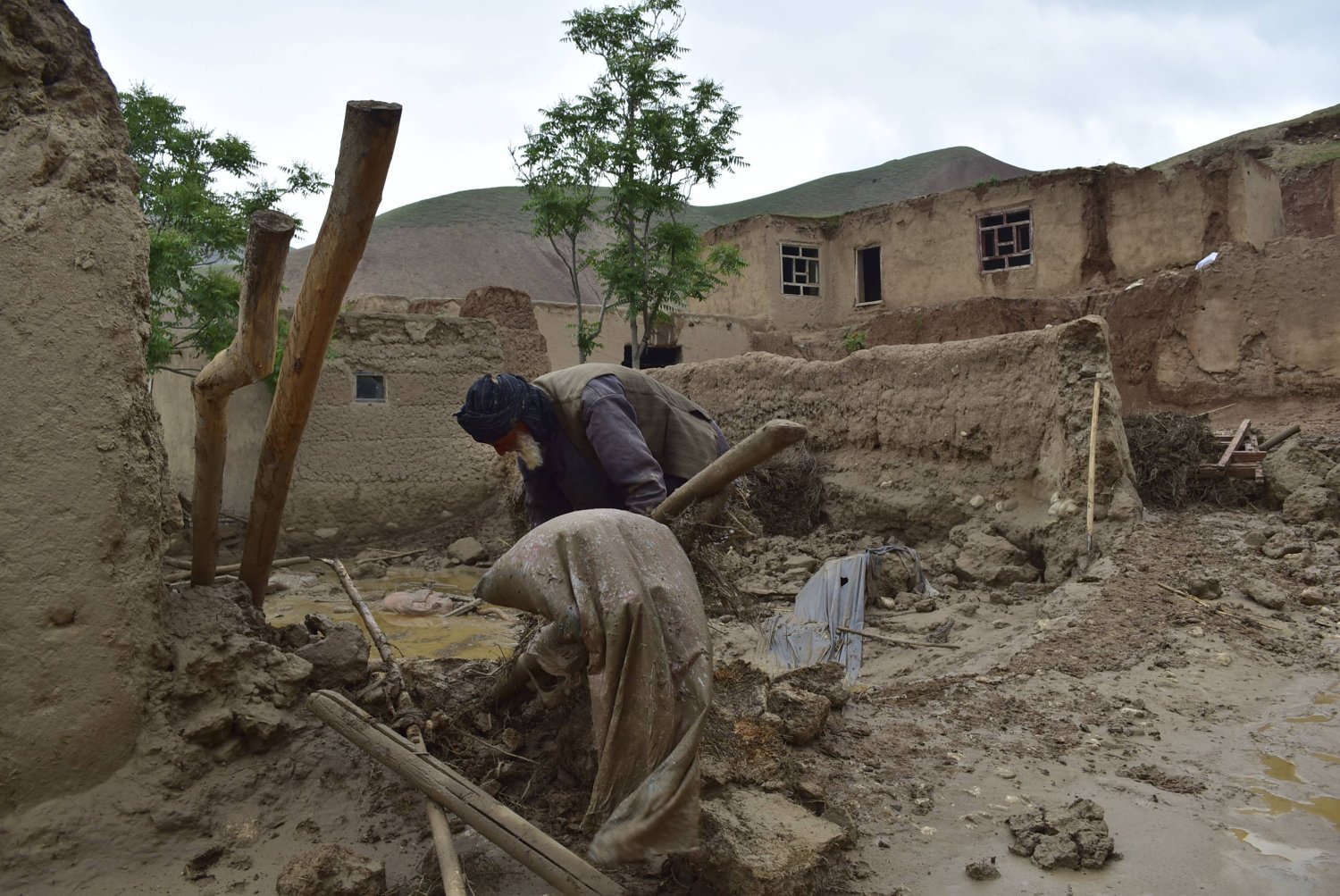 Qindra viktima nga përmbytjet në Afganistan!
