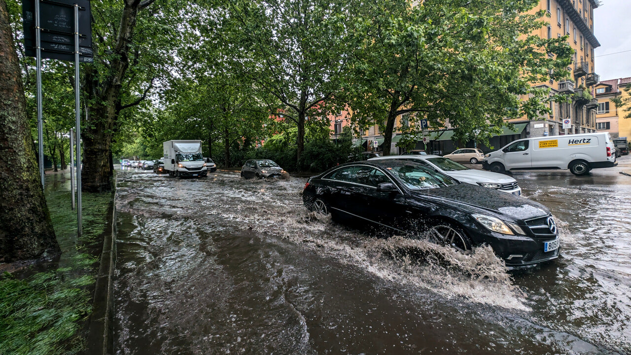 Reshjet e shumta “gjunjëzojnë” Milanon: Kurrë nuk ka rënë kaq shumë në 170 vjet!