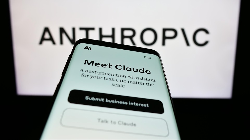 Rivali i ChatGPT, Claude po sjell chatbot-in me inteligjencë artificiale në iPhone!